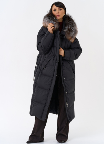 Женский пуховик с отделкой из меха блюфрост