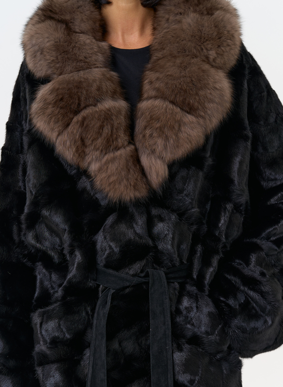 Женская шуба из меха норки  воротником из меха песца