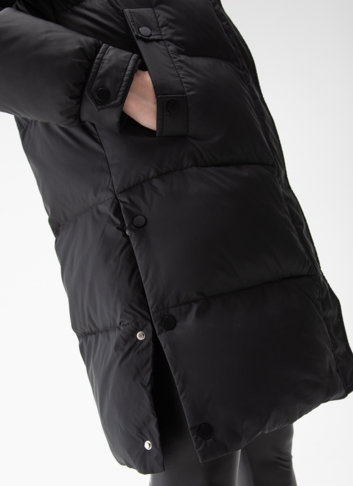 Женский пуховик с капюшоном из енота