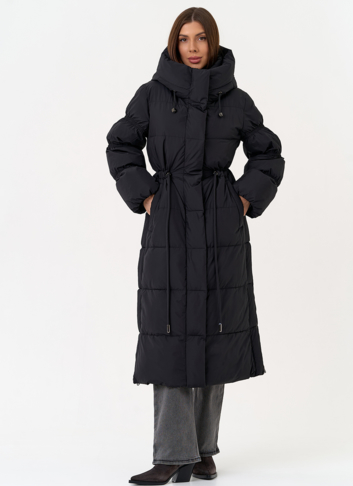 Женский пуховик черного цвета с капюшоном