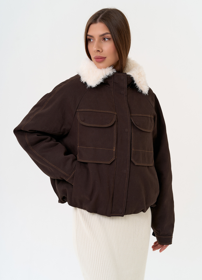 Укороченный пуховик с отделкой из эко меха модель № 31584 в кредит