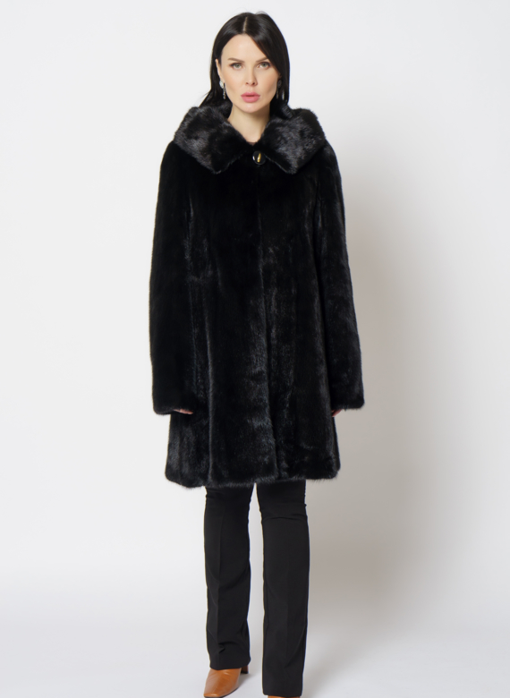 Шуба из норки с капюшоном черного цвета