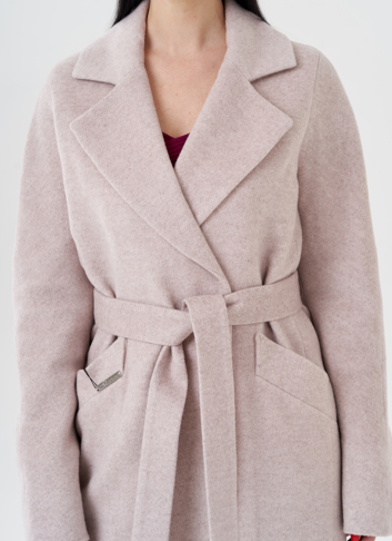 Светлое женское пальто с поясом