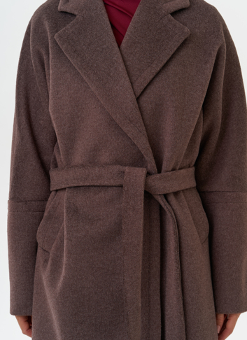 Женское пальто с английским воротником