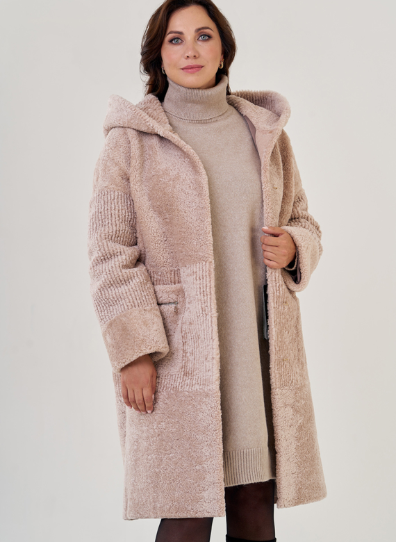 Шуба из овчины в бежевом цвете с капюшоном