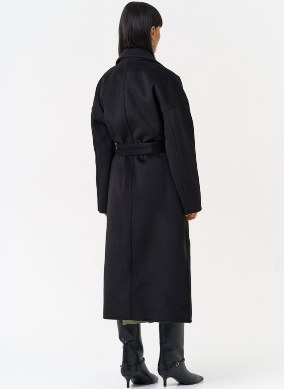 Женское двубортное пальто черного цвета
