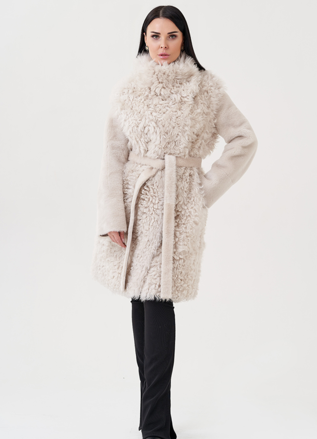 Женская дубленка бежевого цвета  модель № 23911 в кредит