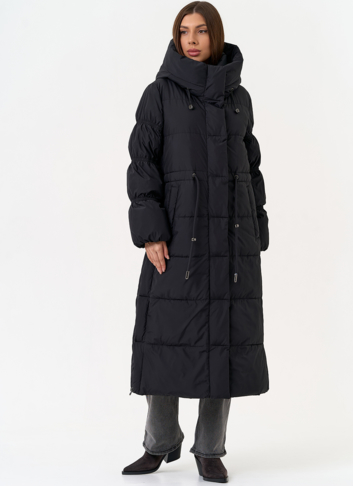 Женский пуховик черного цвета с капюшоном