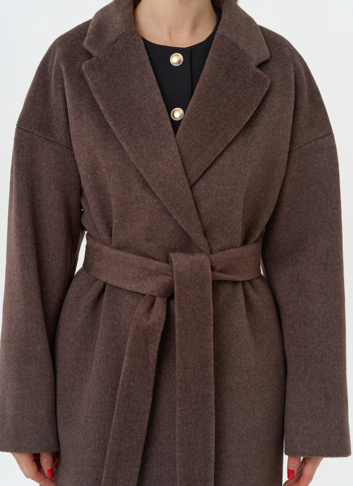 Женское пальто с английским воротником