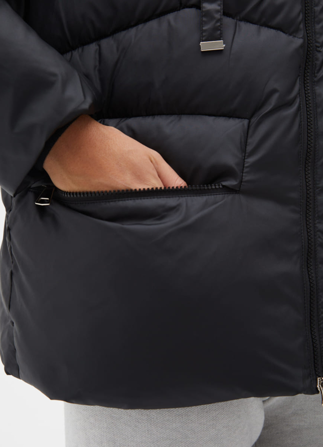 Женский пуховик черного цвета с капюшоном модель № 31143 универмаг малина