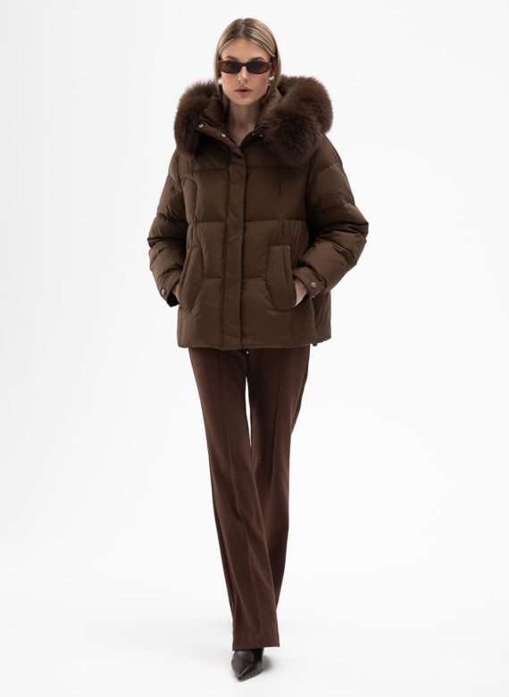 Короткий пуховик с капюшоном из меха песца