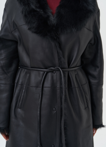 Дубленка с отделкой из тосканы