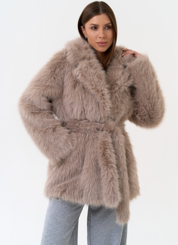 Женская шуба из эко меха в бежевом цвете
