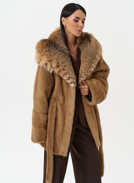 Женская шуба из меха норки с капюшоном из меха рыси