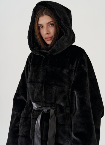 Шуба из эко меха с капюшоном и поясом в черном цвете