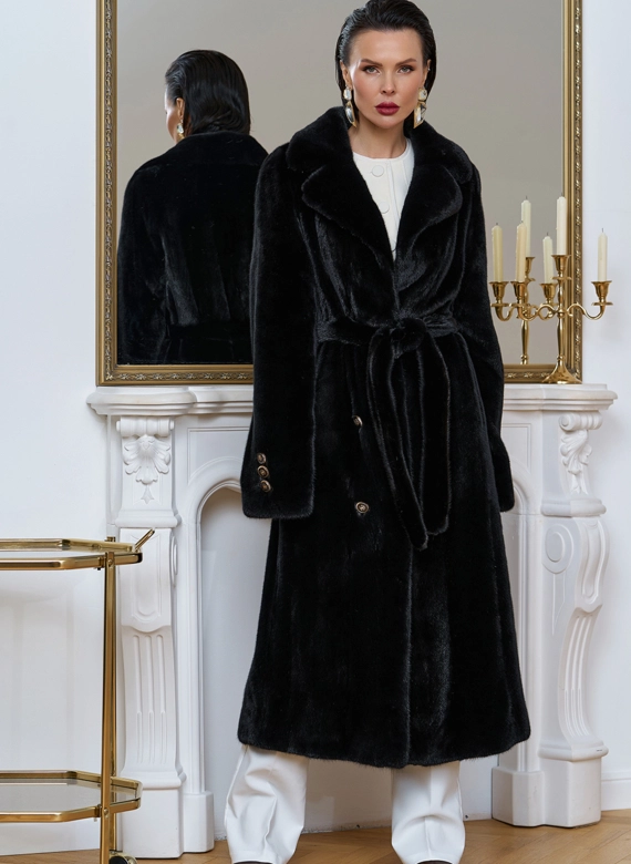 Шуба из меха норки с акцентными пуговицами