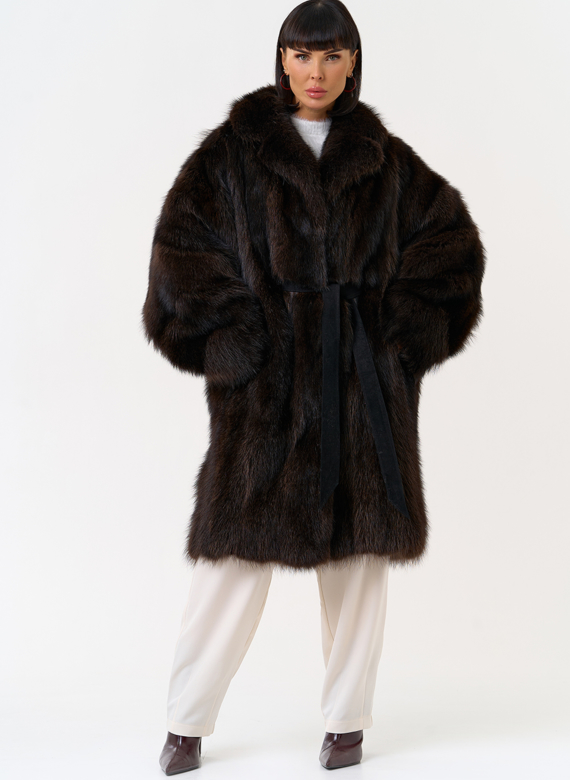 Шуба из меха енота с английским воротником