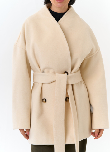 Светлое укороченное пальто с поясом