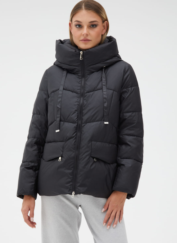Женский пуховик черного цвета с капюшоном