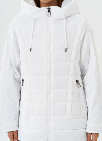 Светлая куртка с капюшоном