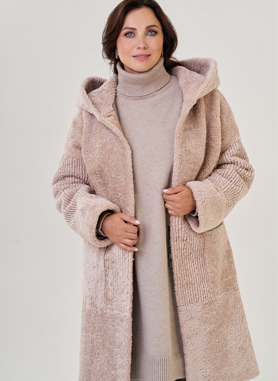 Шуба из овчины в бежевом цвете с капюшоном