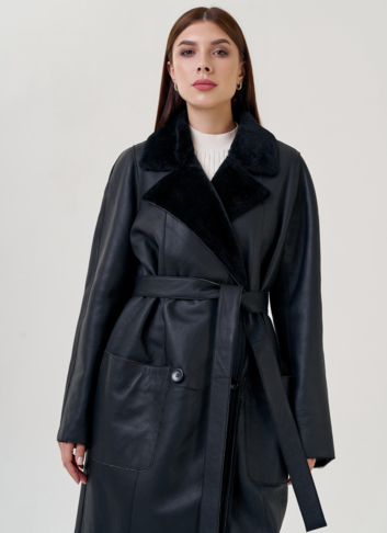 Женская дубленка черного цвета с английским воротником 