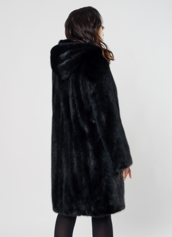 Черная норковая шуба с капюшоном