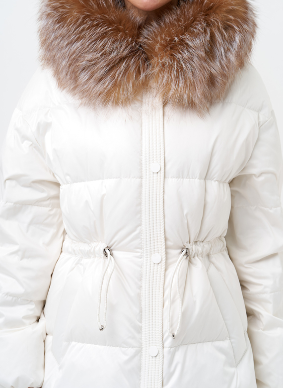 Женский пуховик с отделкой из меха лисы