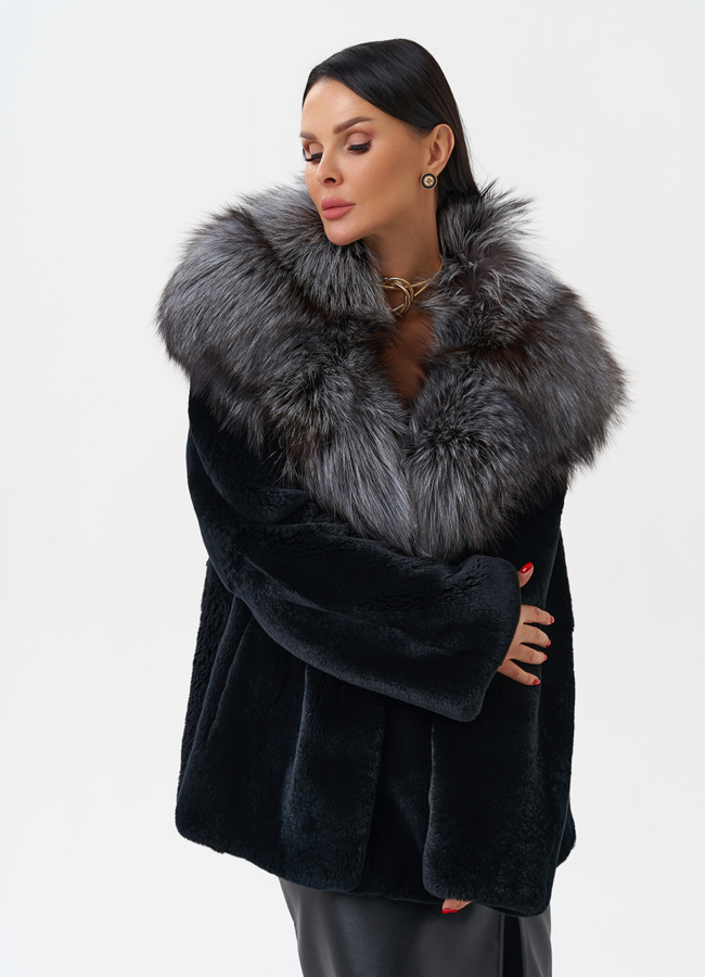 Шуба из меха кролика с капюшоном из чернобурки модель № 28906 универмаг малина