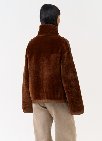 Короткая двухсторонняя дубленка в коричневом цвете