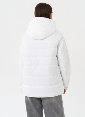 Светлая куртка с капюшоном