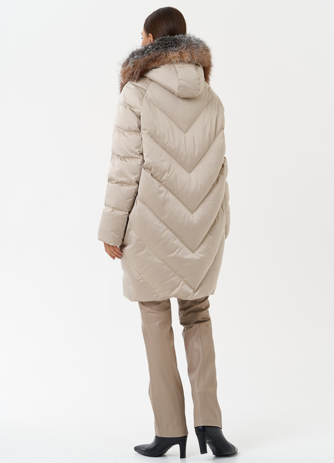 Светлый пуховик с мехом чернобурки модель № 28847 универмаг малина