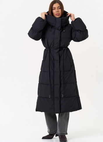 Женский пуховик черного цвета с капюшоном