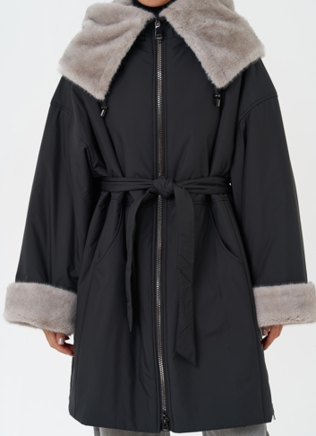 Пуховик с отделкой из эко меха 