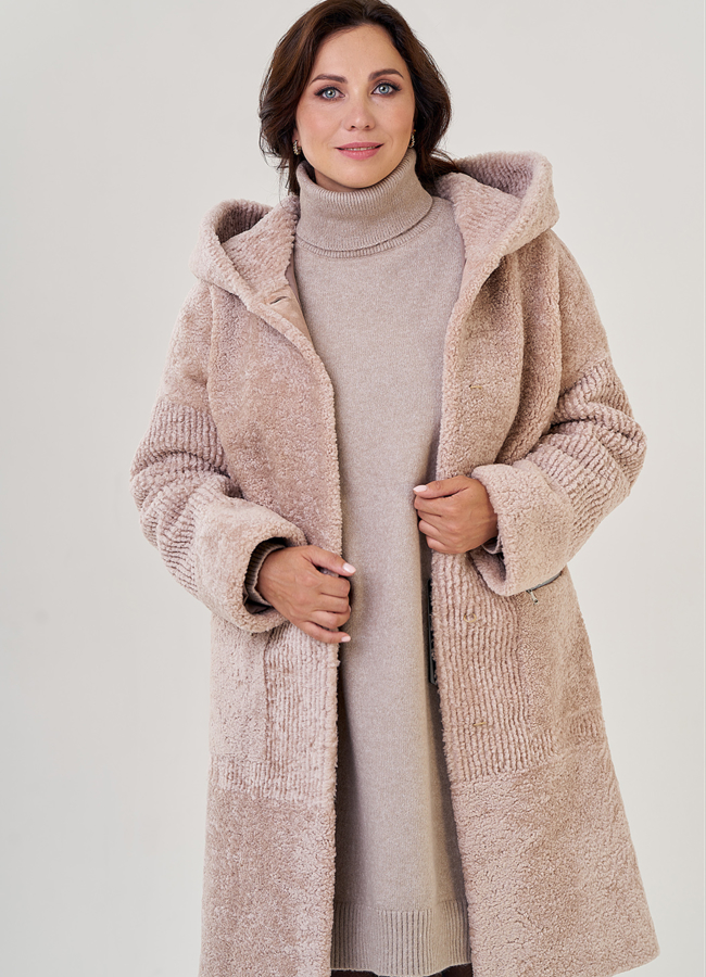 Шуба из овчины в бежевом цвете с капюшоном модель № 21979 универмаг малина