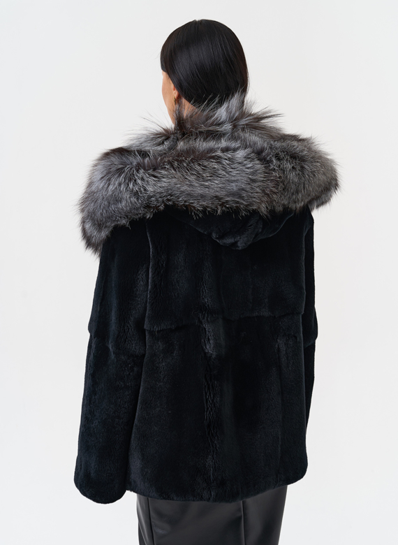 Шуба из меха кролика с капюшоном из чернобурки