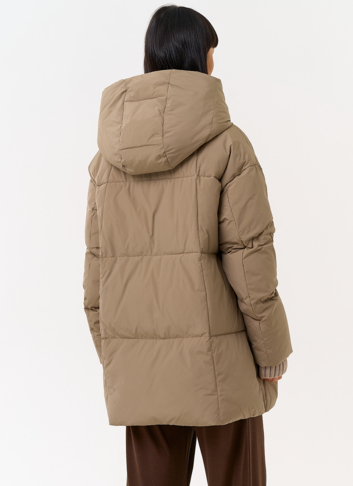 Женский пуховик с акцентными пуговицами