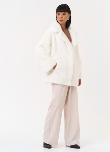 Шуба из меха норки белого цвета