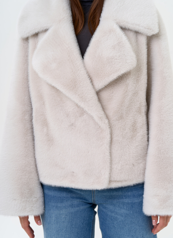 Женская куртка из эко меха с английским воротником