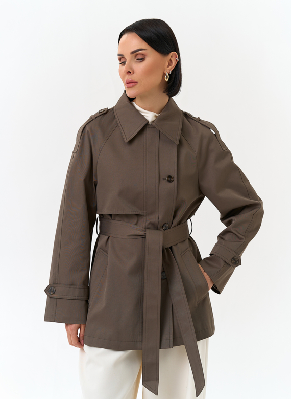 Женский укороченный плащ с поясом