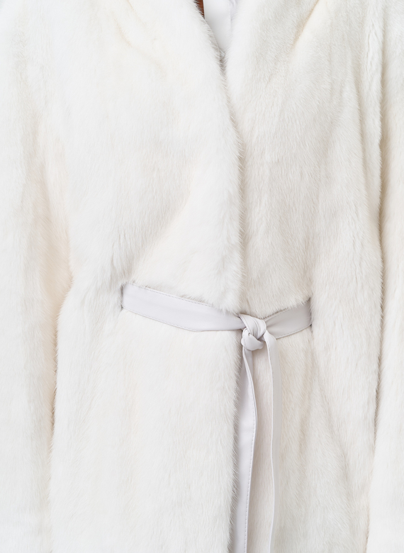 Короткая шуба из норки белого цвета