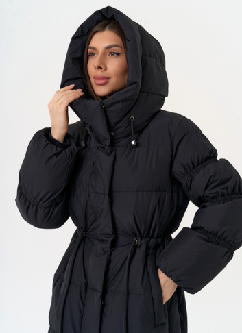 Женский пуховик черного цвета с капюшоном