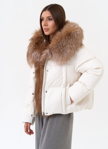 Женский пуховик с капюшоном из меха блюфрост