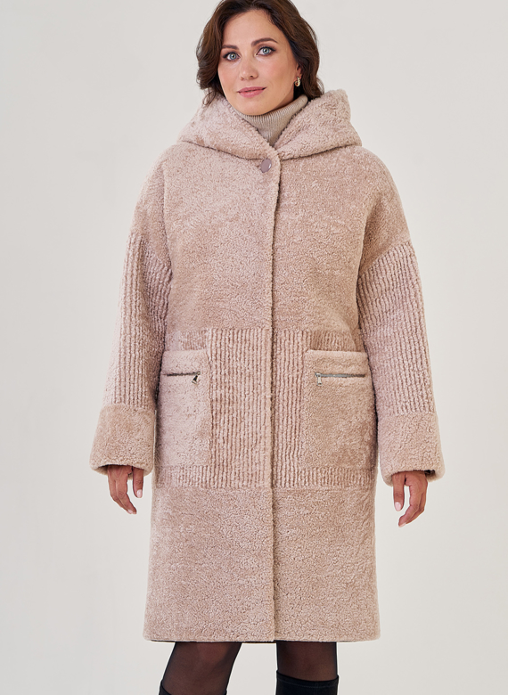 Шуба из овчины в бежевом цвете с капюшоном