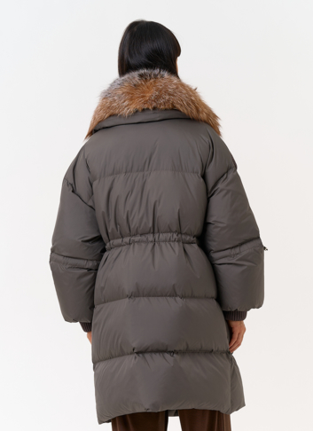 Женский пуховик с отделкой из меха лисы