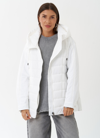 Светлая куртка с капюшоном