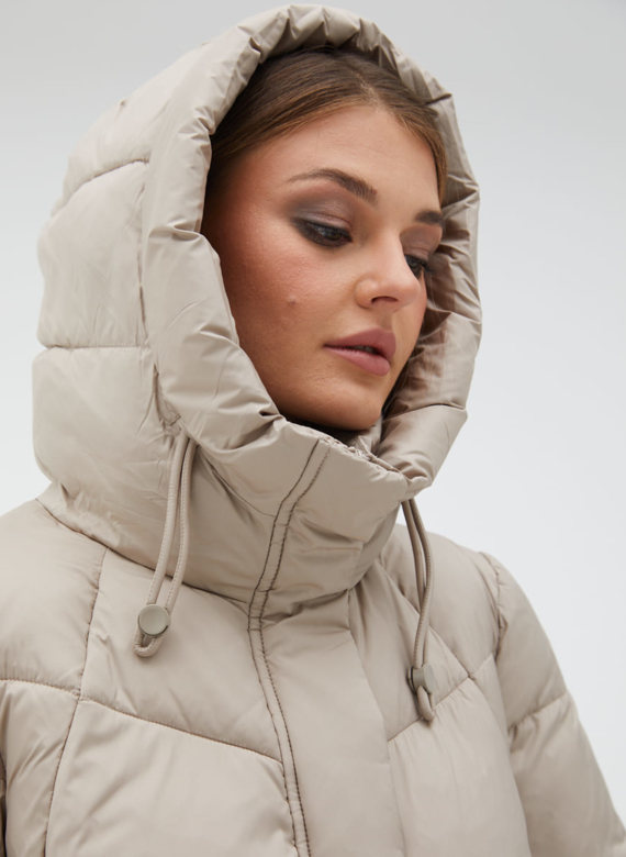 Женский пуховик бежевого цвета с капюшоном