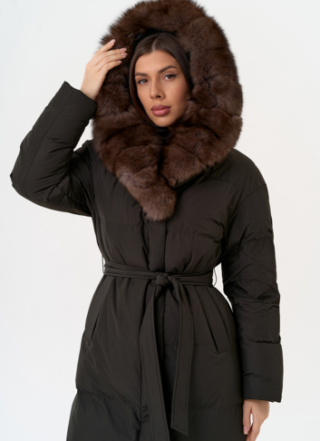 Женский пуховик с капюшоном из меха песца