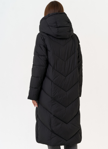 Женский пуховик черного цвета с поясом