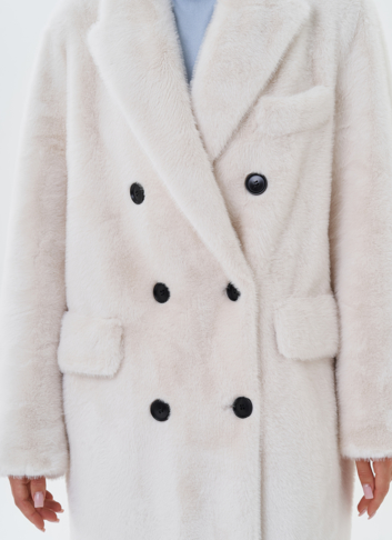 Двубортное пальто из эко меха